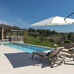 Noeli With Swimming Pool