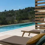 Noeli With Swimming Pool * Hum