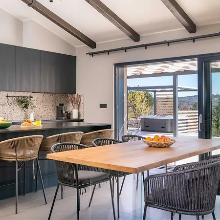 Noeli With Swimming Pool * Hum