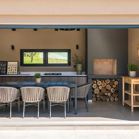 Noeli With Swimming Pool Vila Hum