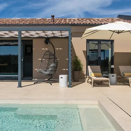 Noeli With Swimming Pool Hum