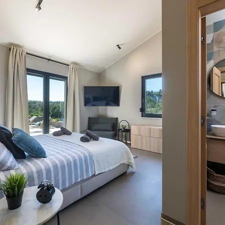 Noeli With Swimming Pool Willa