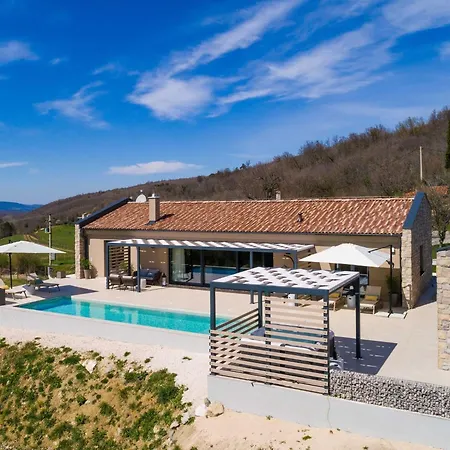 Noeli With Swimming Pool Hum