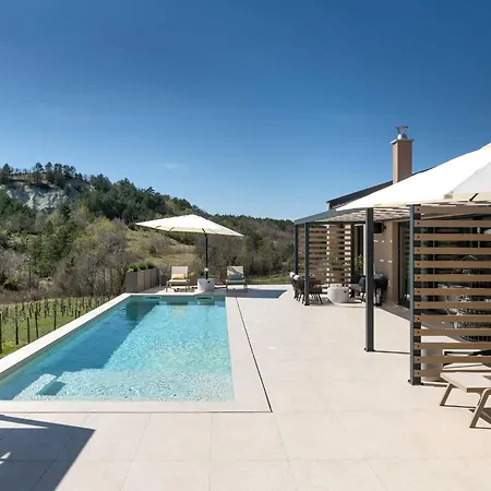 Noeli With Swimming Pool Vila