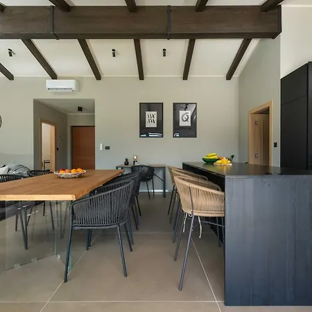 Noeli With Swimming Pool Hum