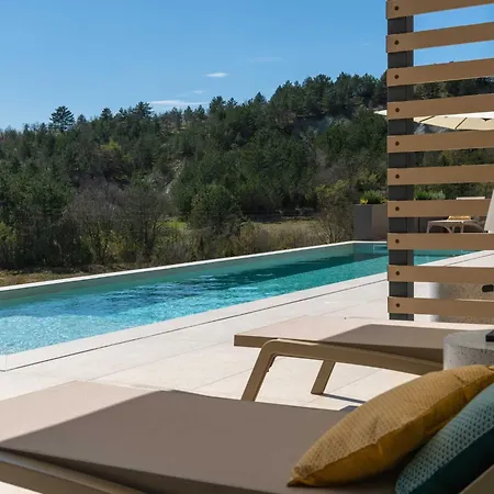 Noeli With Swimming Pool * Hum