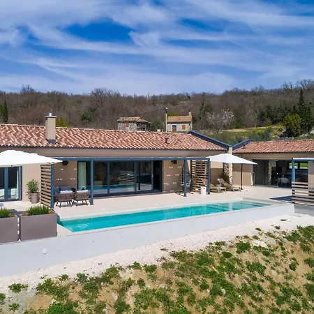 Noeli With Swimming Pool * Hum