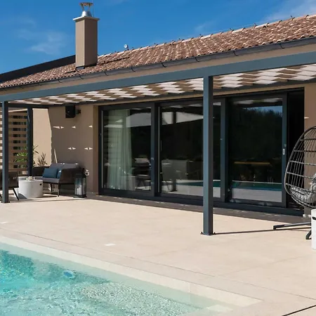 Noeli With Swimming Pool