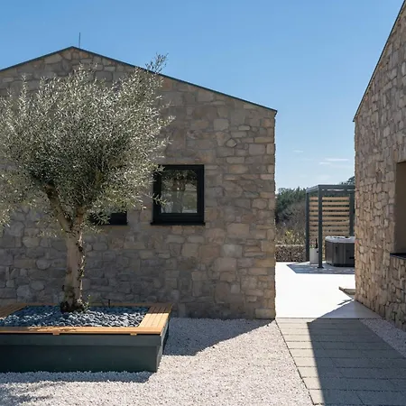 Noeli With Swimming Pool Willa