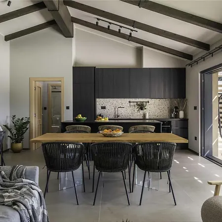 Noeli With Swimming Pool Hum