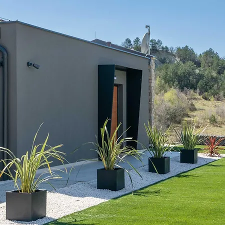 Noeli With Swimming Pool * Hum