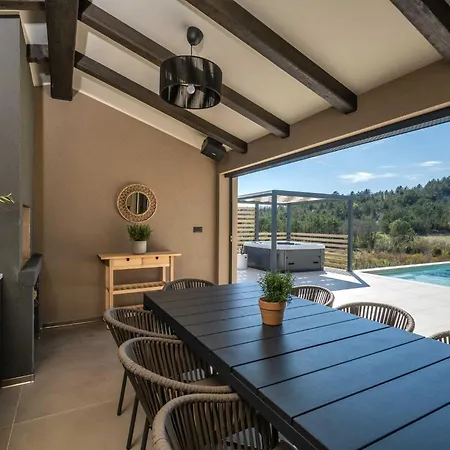 Noeli With Swimming Pool Villa Hum