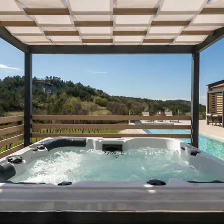 Vila Noeli With Swimming Pool Hum