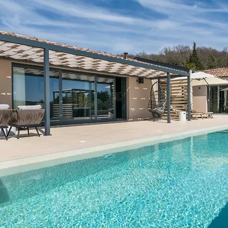 Noeli With Swimming Pool Willa *