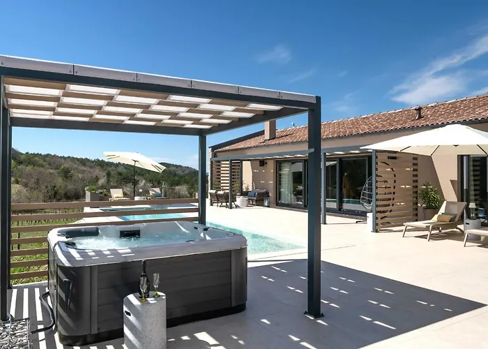 Villa Noeli With Swimming Pool Hum