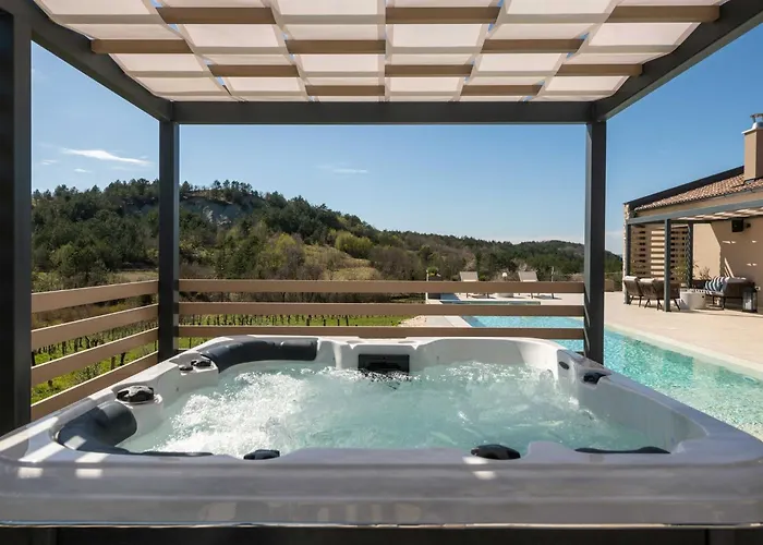 Βίλα Noeli With Swimming Pool Hum
