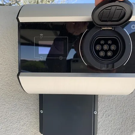 Noeli With Swimming Pool * Hum