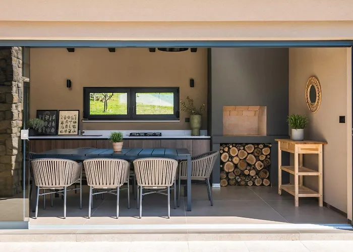 Noeli With Swimming Pool Villa Hum