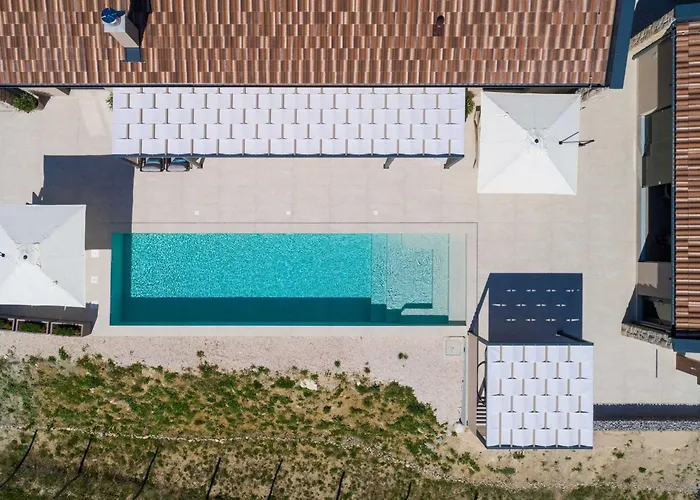 Noeli With Swimming Pool * Hum