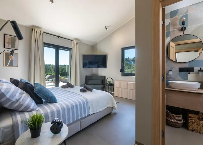 Noeli With Swimming Pool Villa