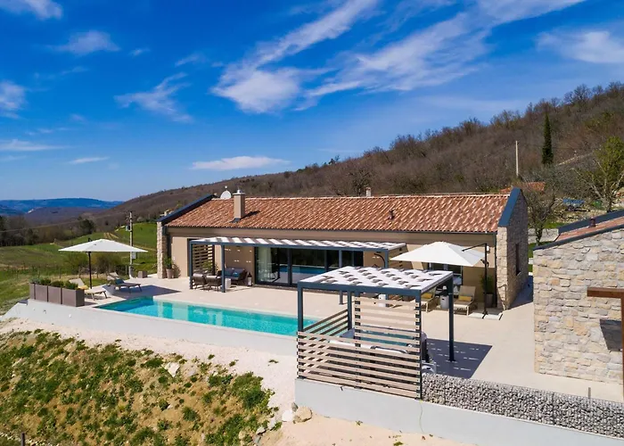 Noeli With Swimming Pool Hum