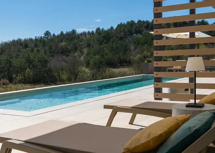 Noeli With Swimming Pool * Hum