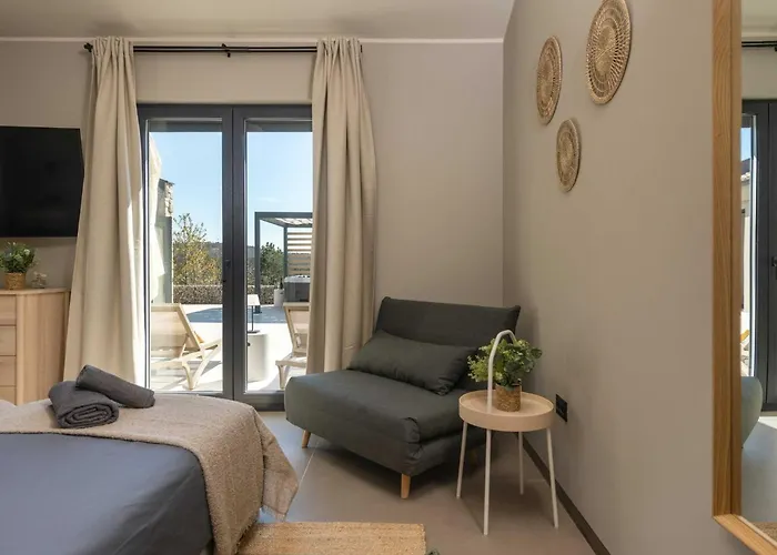 Noeli With Swimming Pool * Hum