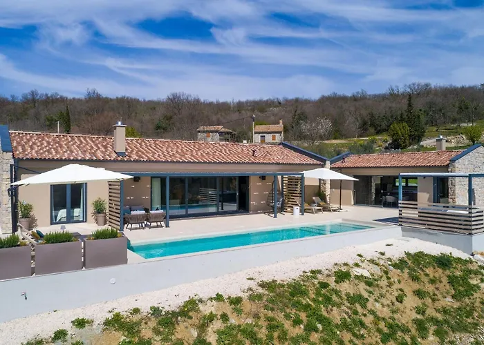 Noeli With Swimming Pool * Hum