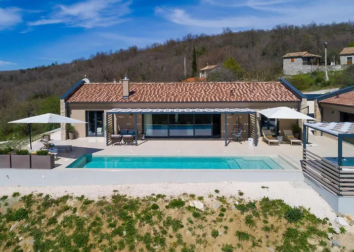 Noeli With Swimming Pool Hum