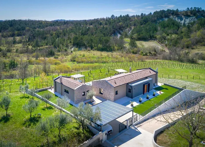 Noeli With Swimming Pool Villa